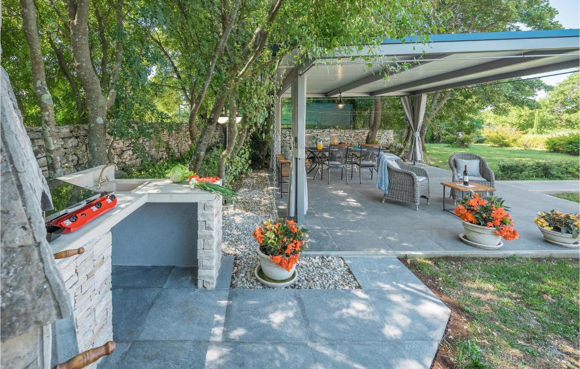 Beautiful Home In Bale With Kitchen Exterior foto